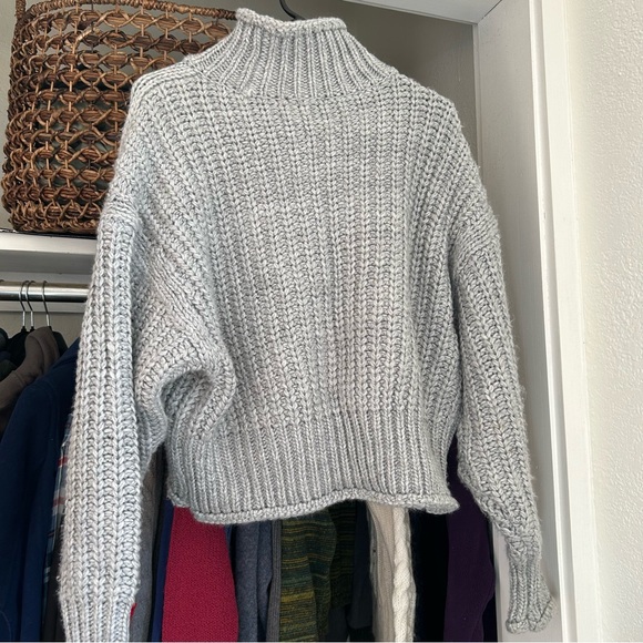 H&M🩶 Turtleneck sweater - Picture 2 of 3